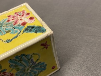 Een Chinese famille rose penselenbeker en een ijzerrode en vergulde theepot, Yongzheng/Qianlong